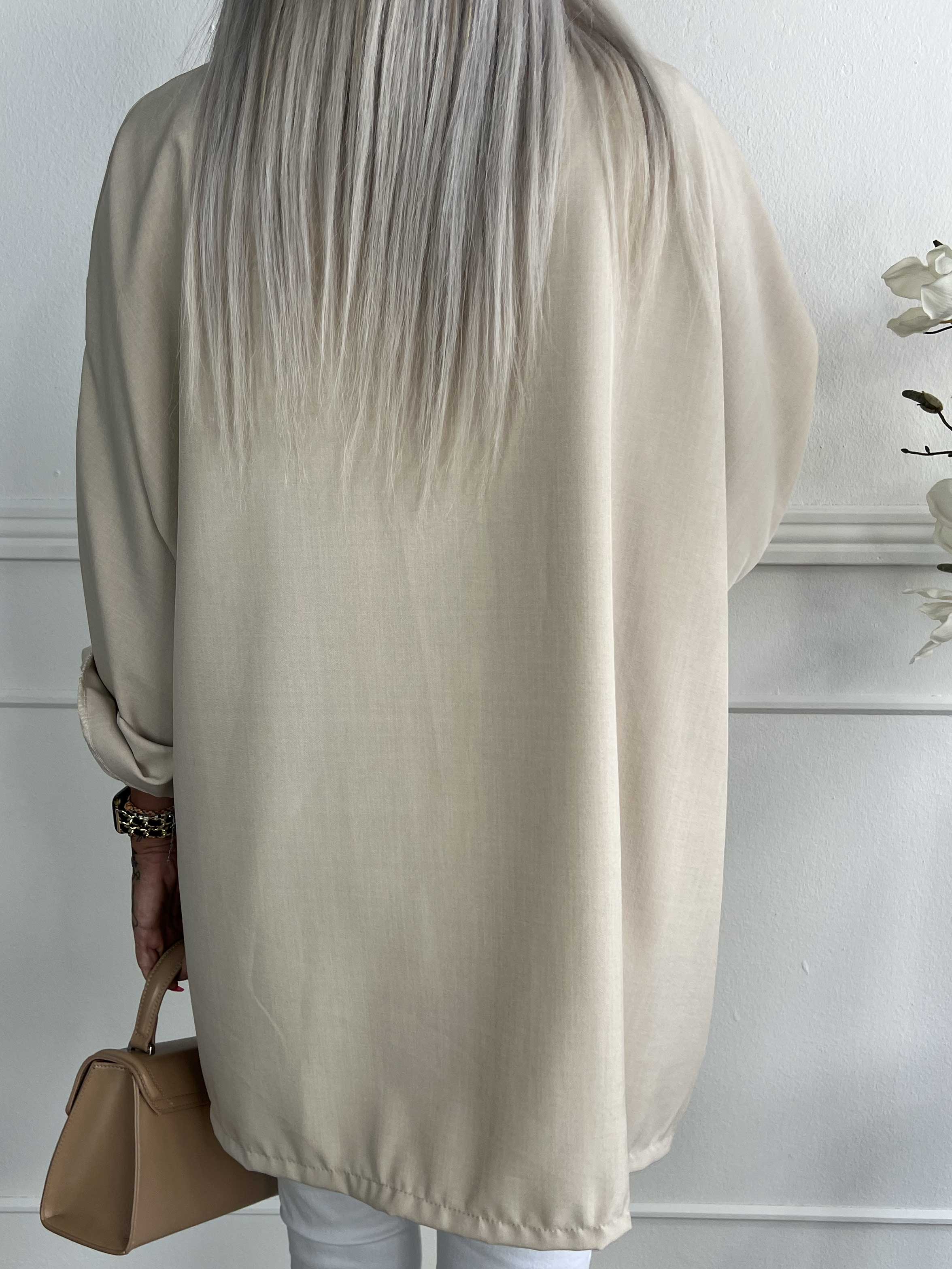 Annah Light Short - Oversized jacka med tydliga sömmar och fickor